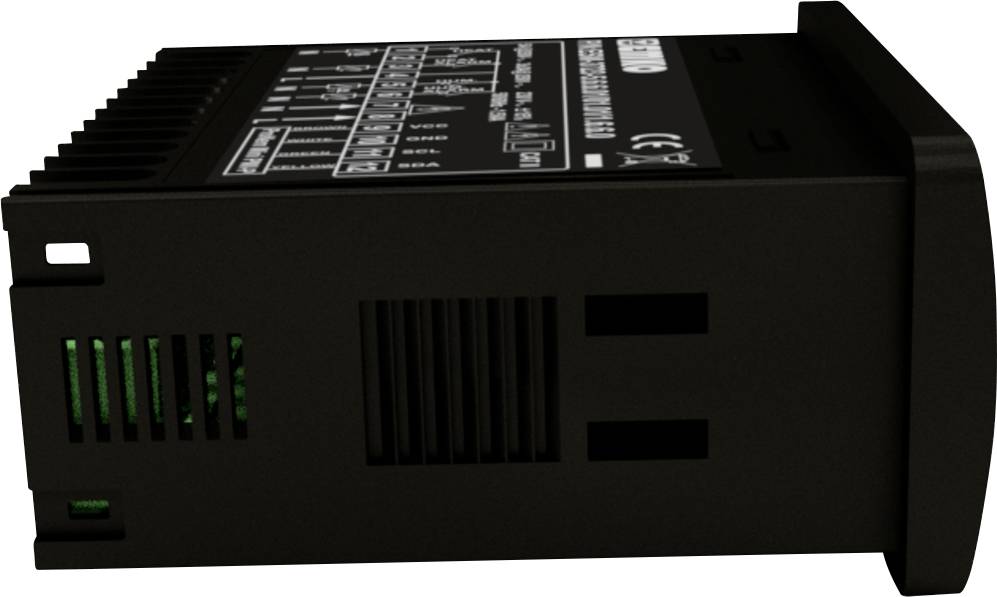 Fekete elektronikus eszköz oldalsó szellőzőnyílásokkal. A tetején fehér jelölések és műszaki információk találhatók.