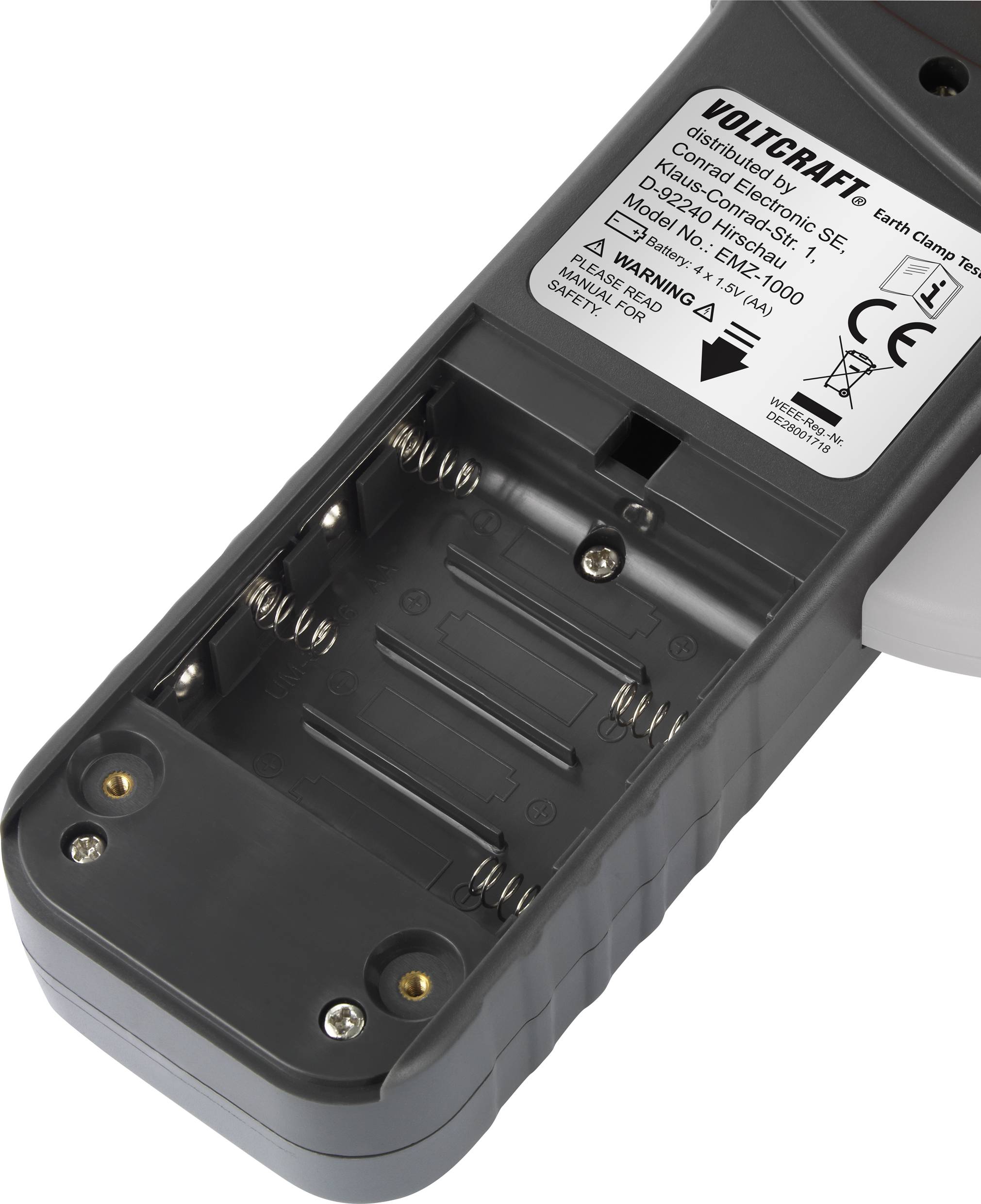 Egy elektronikai eszköz elemtartója, amelynek gyártói típustábláján a modellszám és biztonsági figyelmeztetések láthatók.