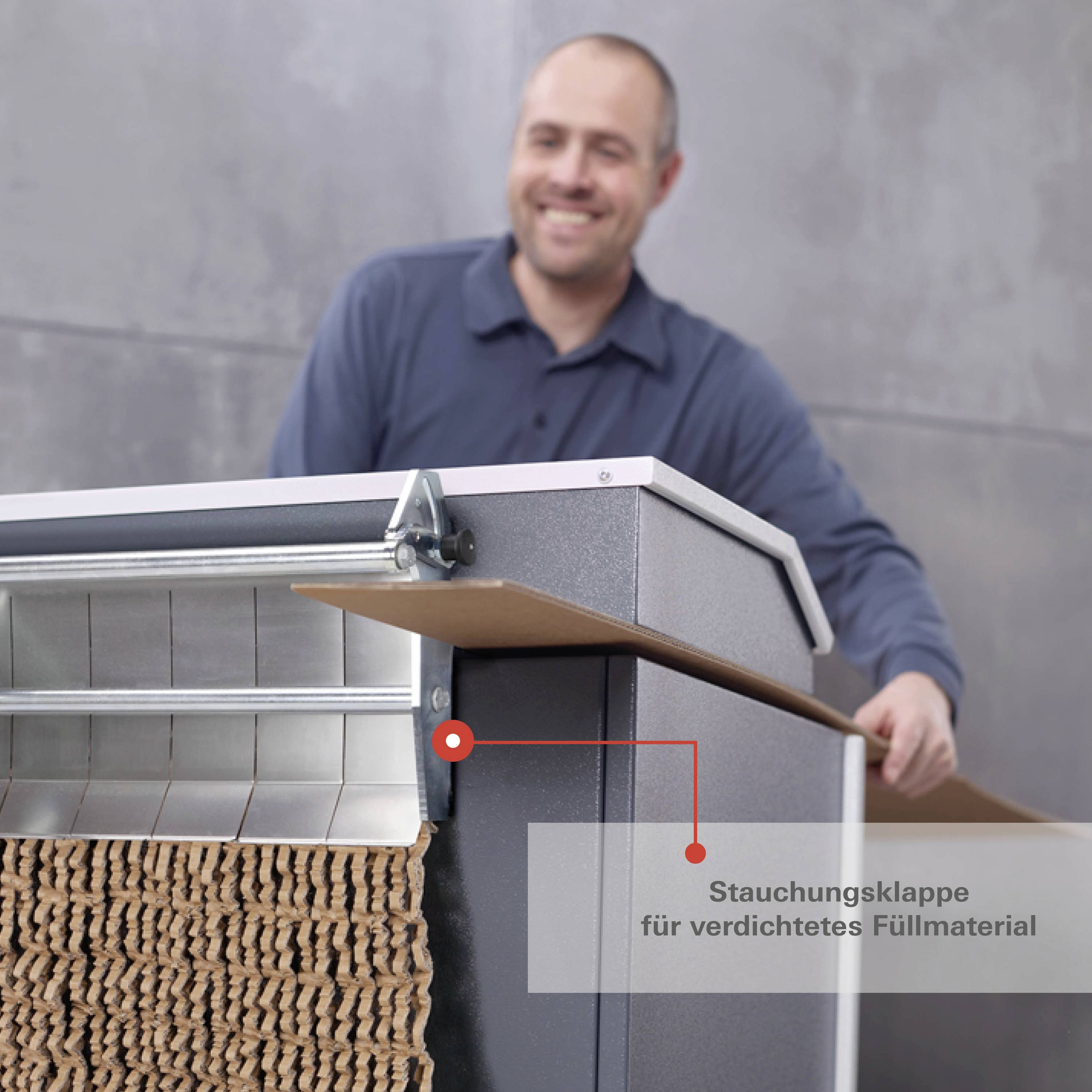 Mann egy tömörítő csappantyút mutat sűrített töltőanyaggal. Egy piros nyíl és szöveg magyarázza a csappantyú funkcióját.