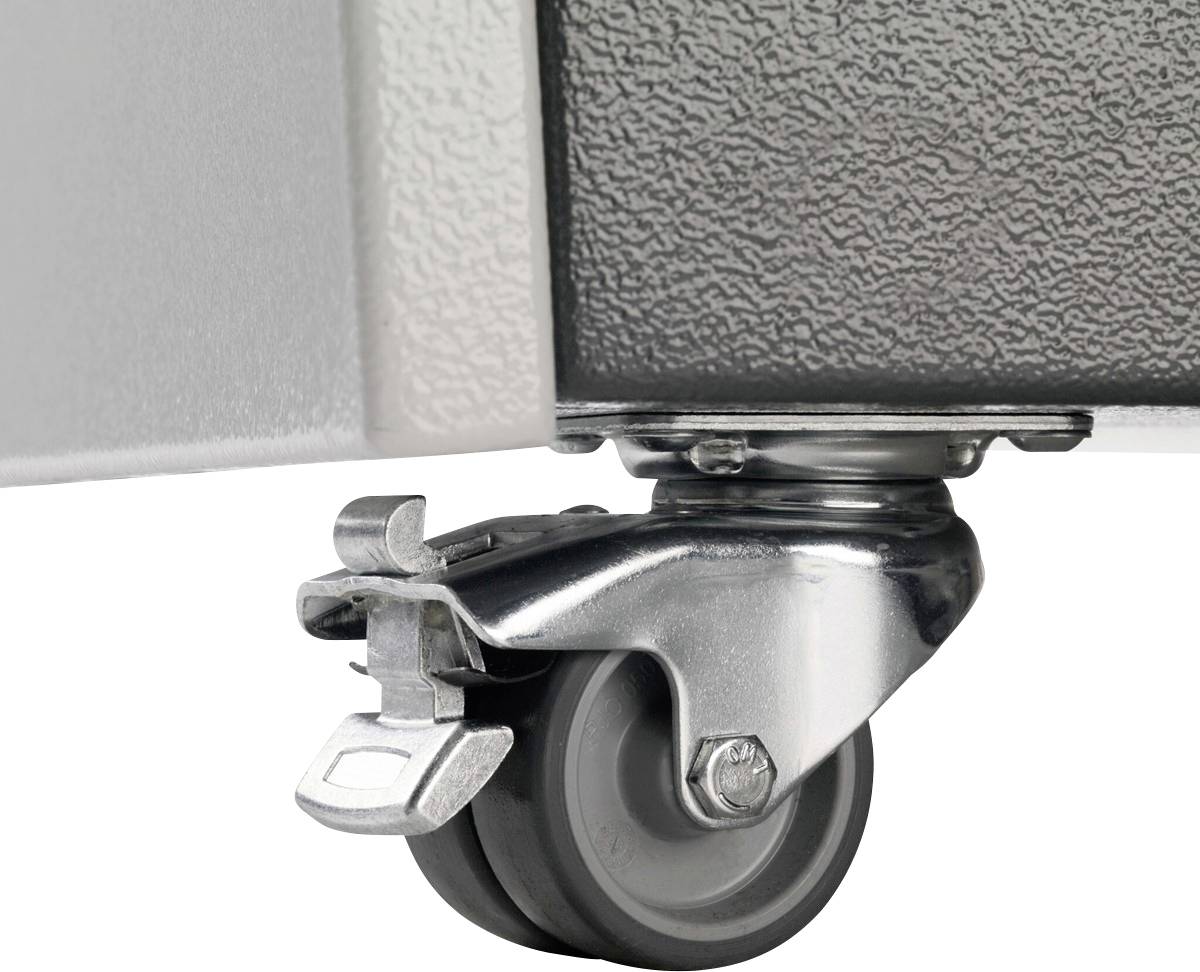 Egy eszköz fémfelületére szerelt, fékkel ellátott forgókerék közeli felvétele.