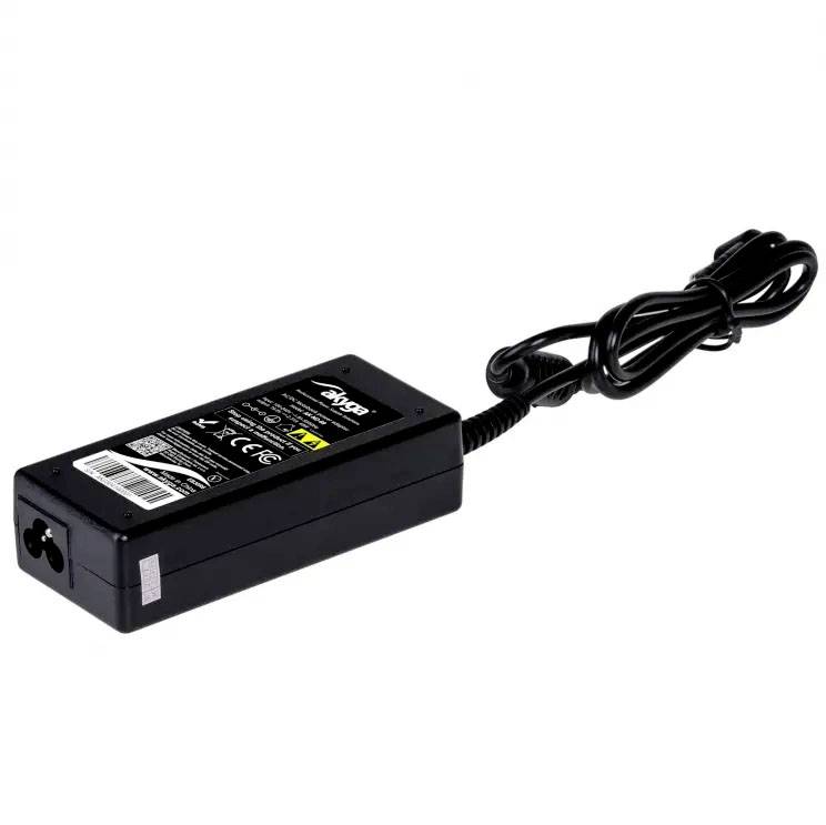 Fekete tápegység felső oldalán lévő feliratokkal, csatlakoztatott hálózati kábellel, elektronikus eszközökhöz alkalmas.