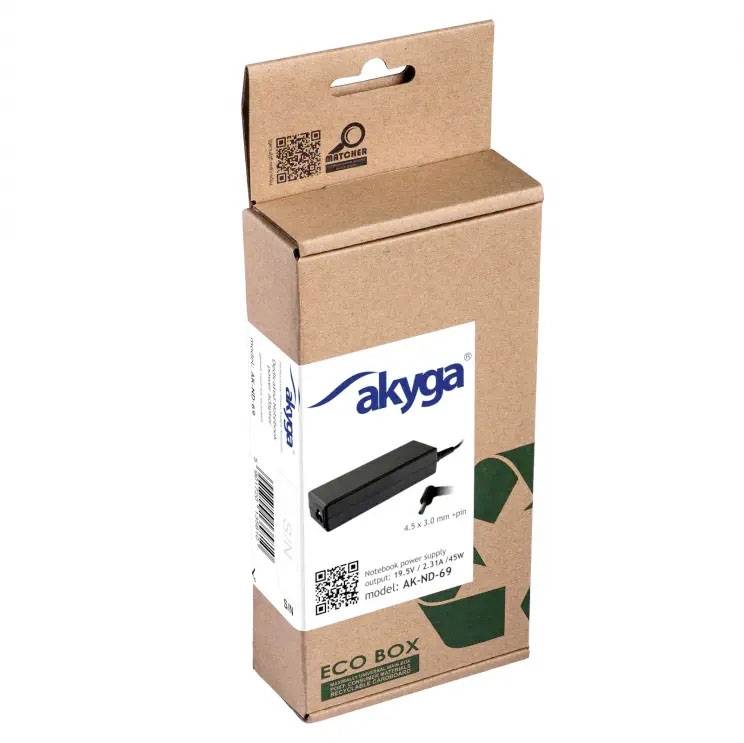 Akyga Universal-laptop töltő kartondoboza, AK-ND-69 modell, fehér háttérben, környezetvédelmi jelzéssel ellátva.