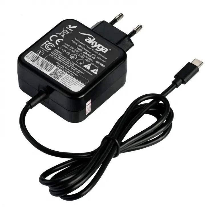 Fekete USB-C-töltő "akyga" felirattal, európai csatlakozóval és különböző biztonsági tanúsítványokkal az címkéjén.