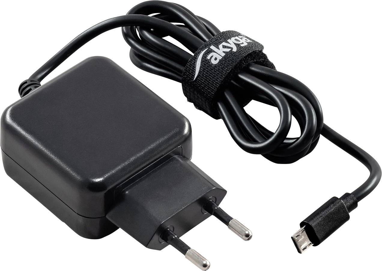 Fekete hálózati tápegység európai csatlakozóval és USB-kábellel, részben feltekerve és tépőzárral rögzítve.