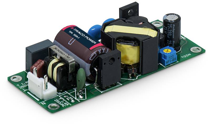 Egy elektronikai modul különböző komponensekkel, mint kondenzátorok, tekercs és csatlakozók egy zöld nyomtatott áramkörön.