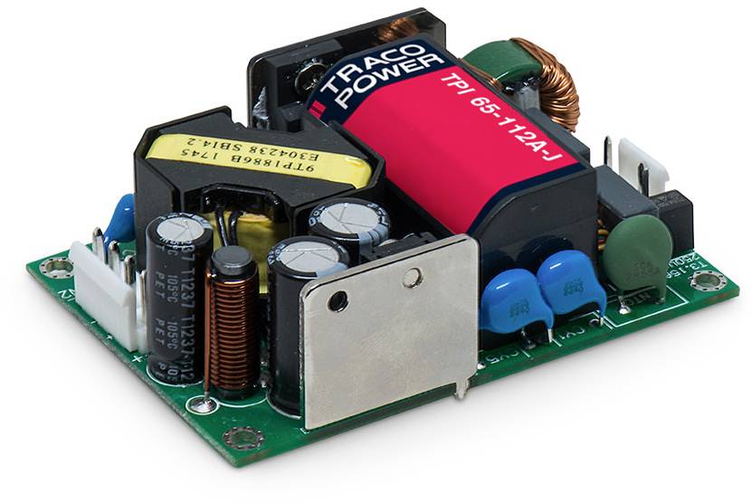 Egy nyitott elektronikai áramkör több komponenssel, köztük egy piros transzformátorral, amelyen a 'TRACO POWER' és a 'TPI 65-112A-J' felirat olvasható.