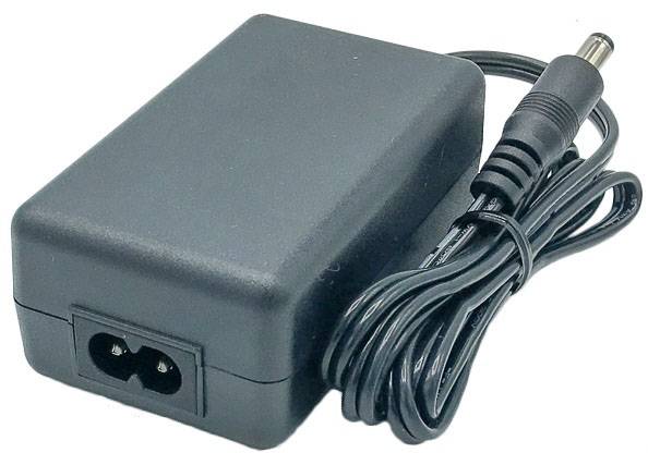 Fekete tápegység kábellel és csatlakozóval, elektronikus eszközökhöz alkalmas.