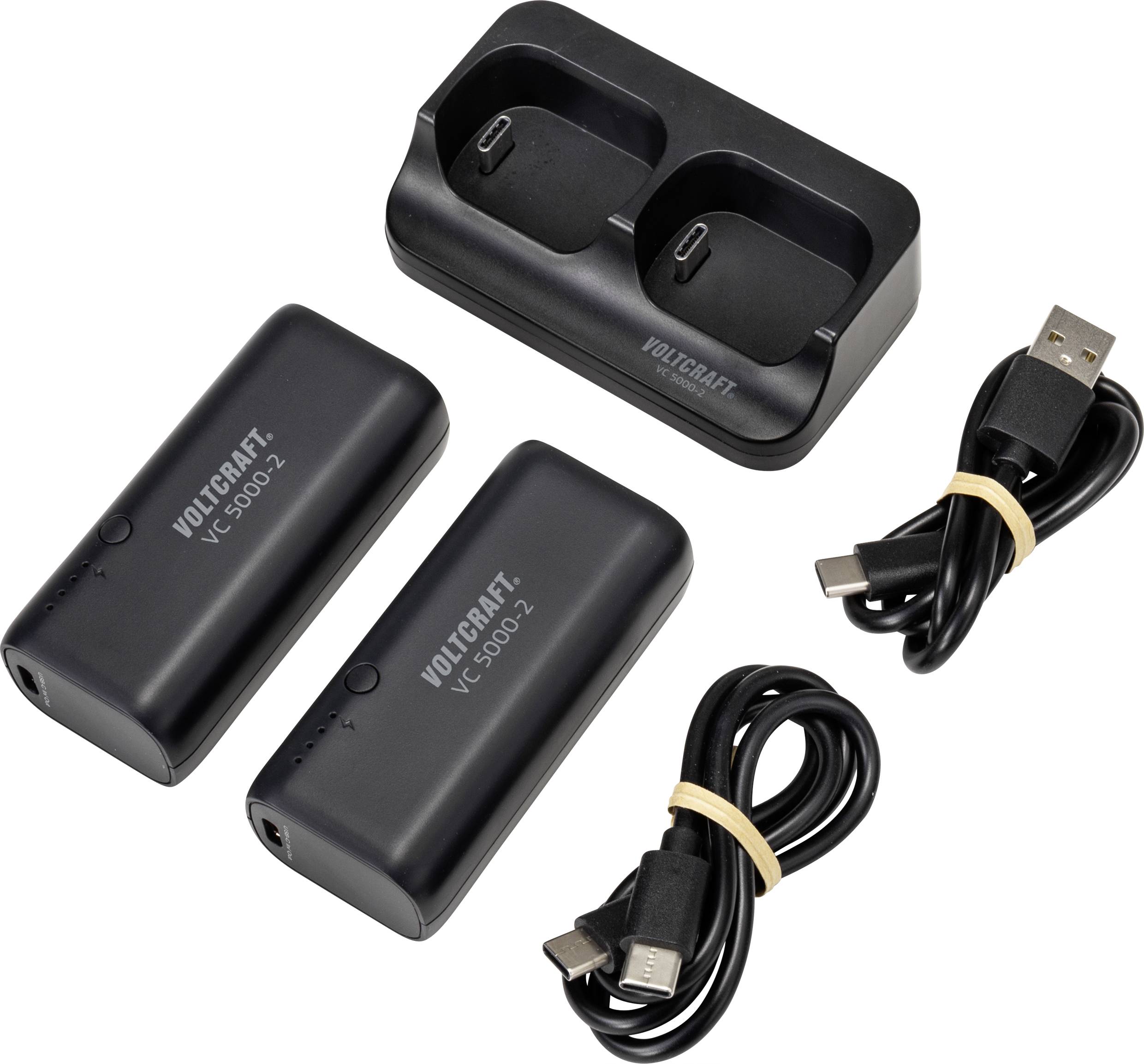 Egy töltőkészlet két újratölthető akkumulátorral és USB-kábelekkel. Az akkumulátorok 'VOLTCraft VC 9800-2' felirattal vannak ellátva.
