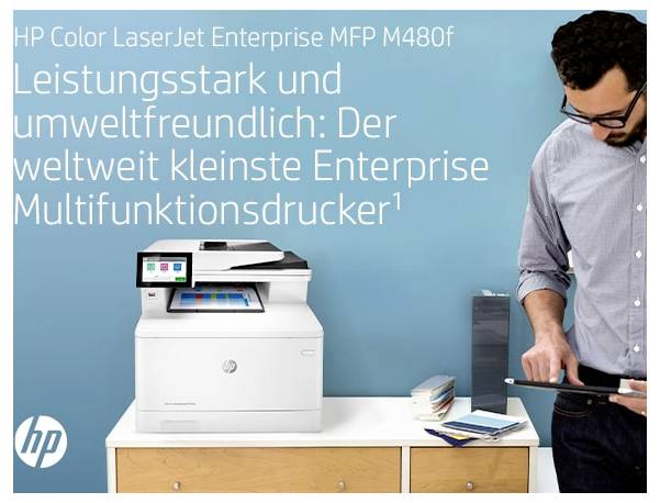 # HP Color LaserJet Enterprise MFP M480f<br><br>Kompakt fehér multifunkciós nyomtató egy szekrényen egy tabletet használó férfi mellett, amelyet német szöveg népszerűsít, mint egy erőteljes és környezetbarát eszközt.