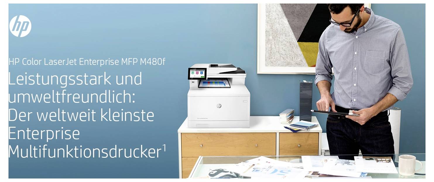 HP Color LaserJet Enterprise MFP M480f hirdetés, amely egy kicsi fehér multifunkciós nyomtatót mutat egy laptopot használó férfi mellett, német szöveggel, amely erősnek és környezetbarátnak népszerűsíti.