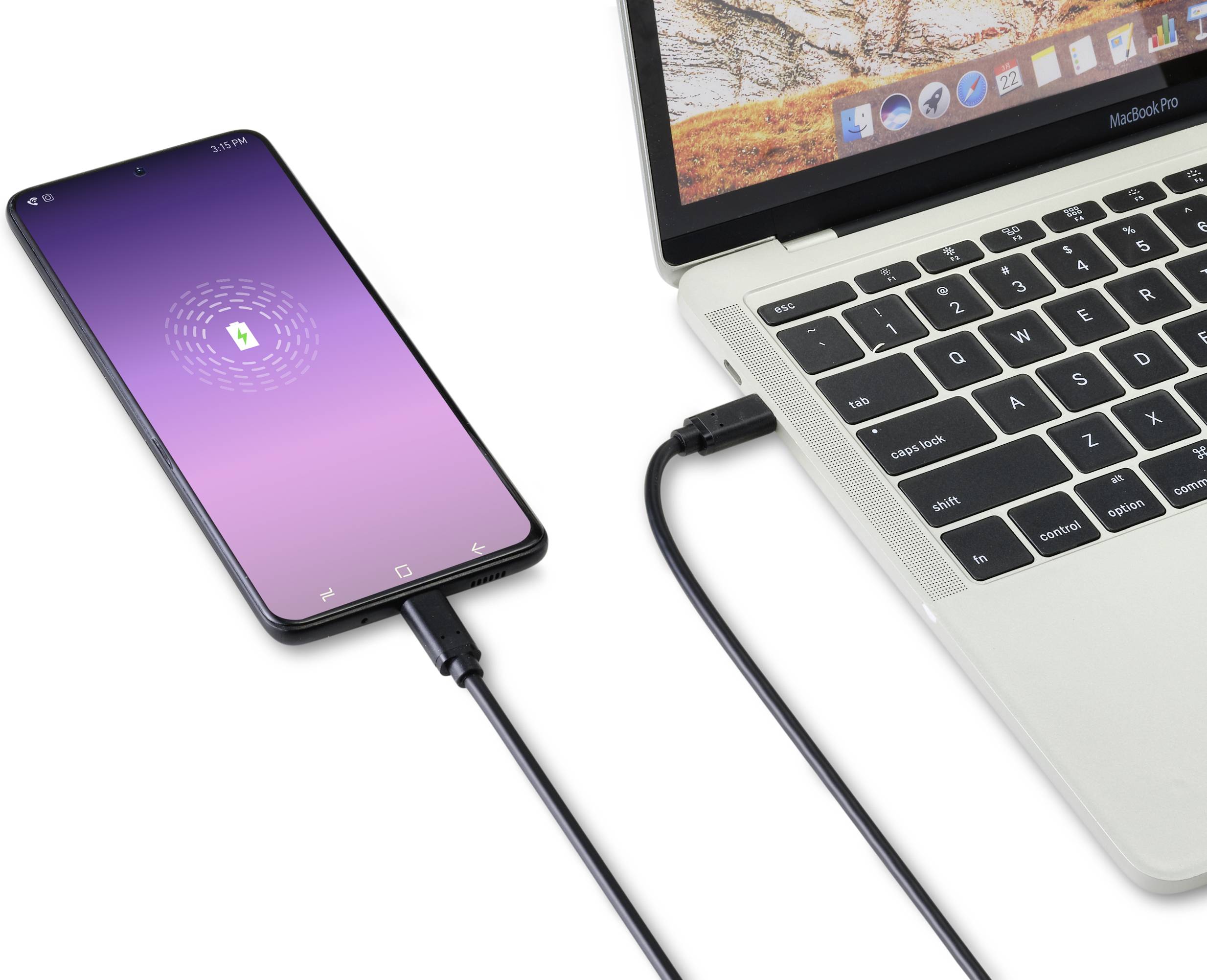 Okostelefon USB-kábellel csatlakoztatva laptophoz, hogy feltöltse az akkumulátort vagy adatokat vigyen át. A laptop billentyűzete látható.