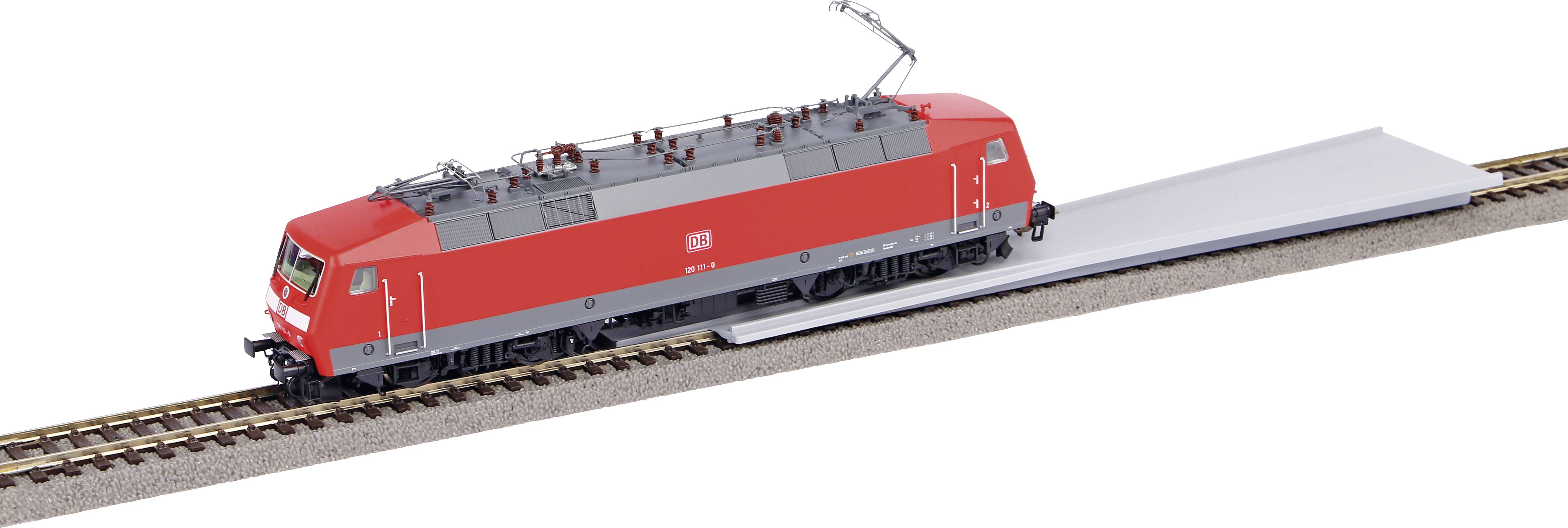 Egy piros Deutsche Bahn modellvonat egy vasúti szakaszon. A vonat rendelkezik elektromos felsővezetékkel.