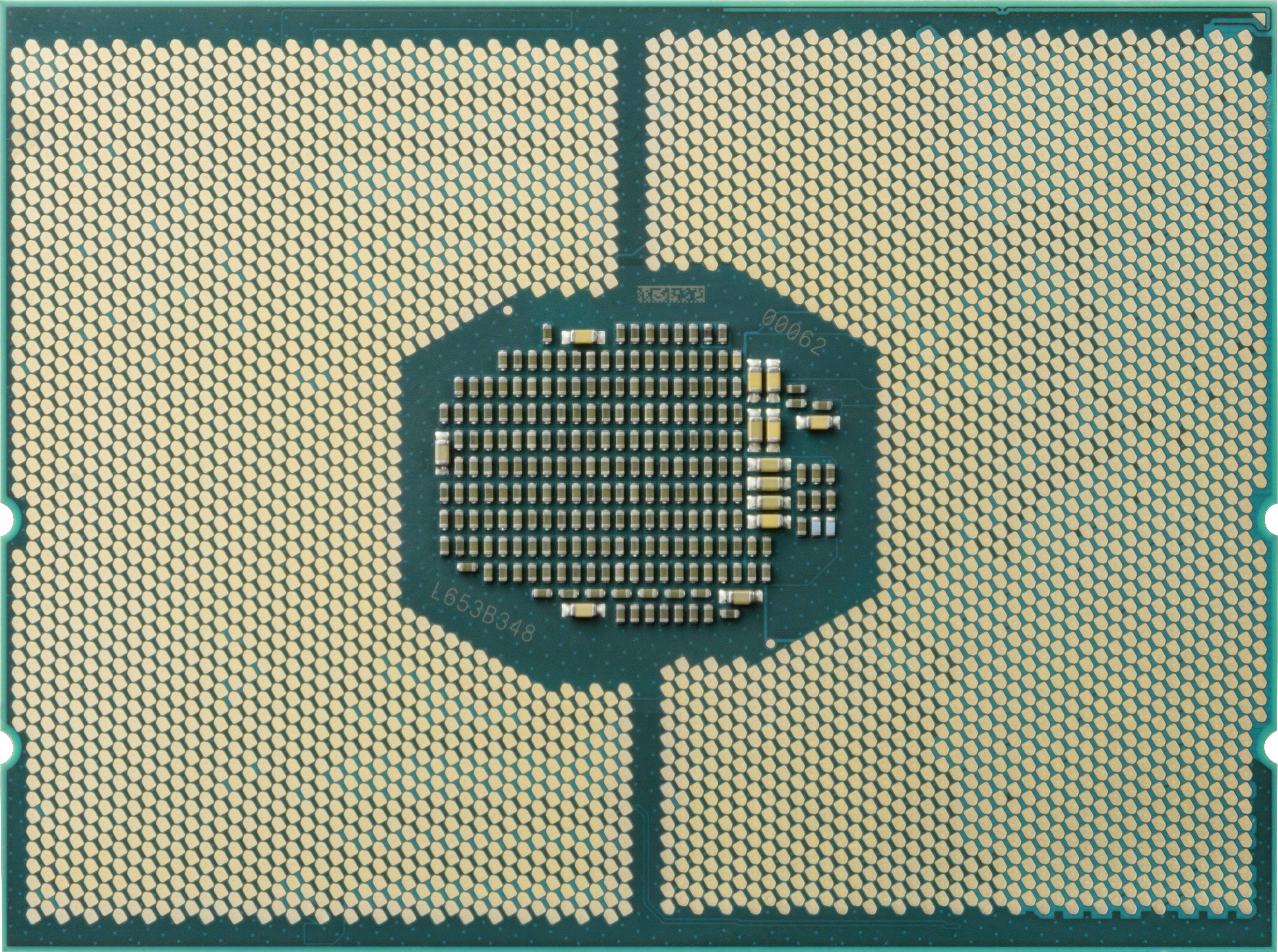Egy számítógépes processzor látható áramköri nyomvonalakkal és csatlakozókkal.