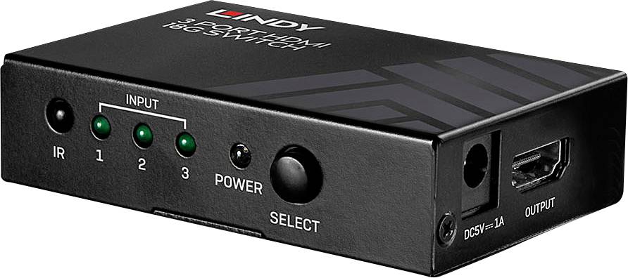 Egy fekete HDMI-kapcsoló Lindytől, három zöld bemeneti jelzőfénnyel, egy választógombbal és egy HDMI-kimeneti csatlakozóval.