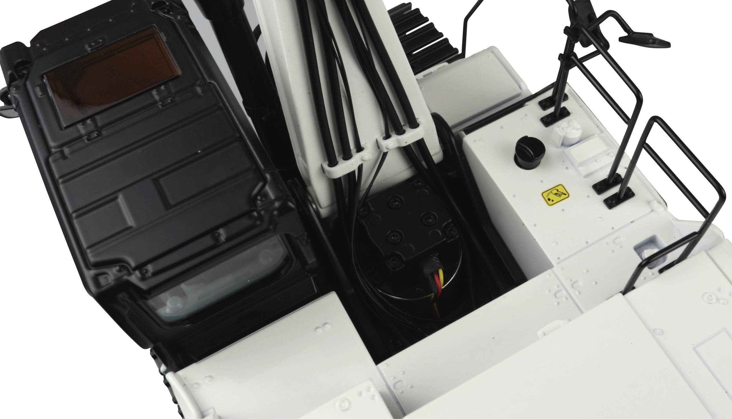 Fehér teherautó felülnézeti képe fekete vezetőfülkével és darufelépítménnyel. Látható csövek és korlátok, részben rejtett részletek.