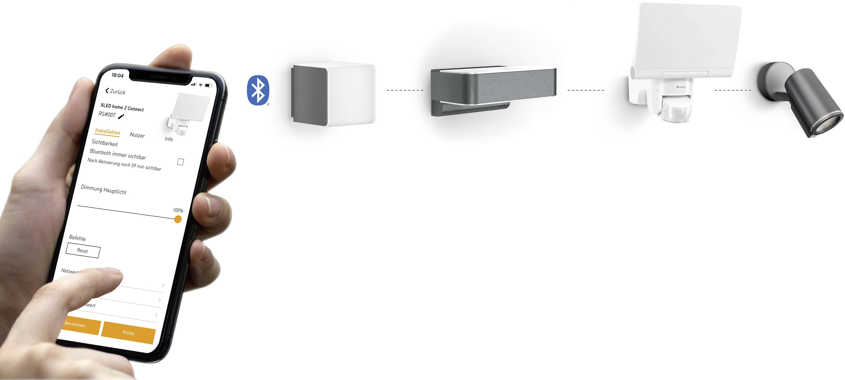 Egy kéz tart egy okostelefont egy olyan alkalmazással, amely három intelligens lámpa vezérlésére szolgál. Bluetooth-szimbólum van közöttük.