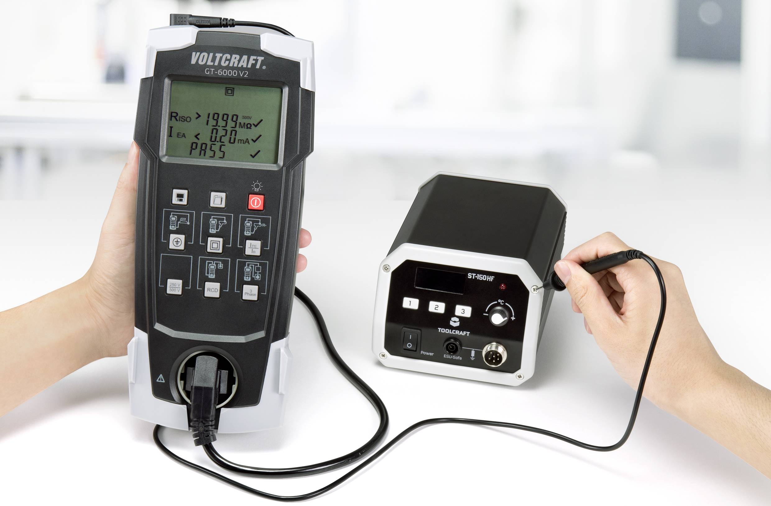 Egy készüléktesztelő (Voltcraft GT-6000) elektronikai eszköz ellenőrzésére szolgál. A kijelző mutatja a tesztelés eredményeit.