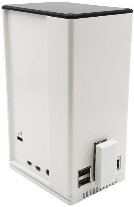 Egy kis, téglalap alakú, fehér számítógép vagy szerver, amelynek több csatlakozóval és nyílással rendelkezik az alsó oldalán.