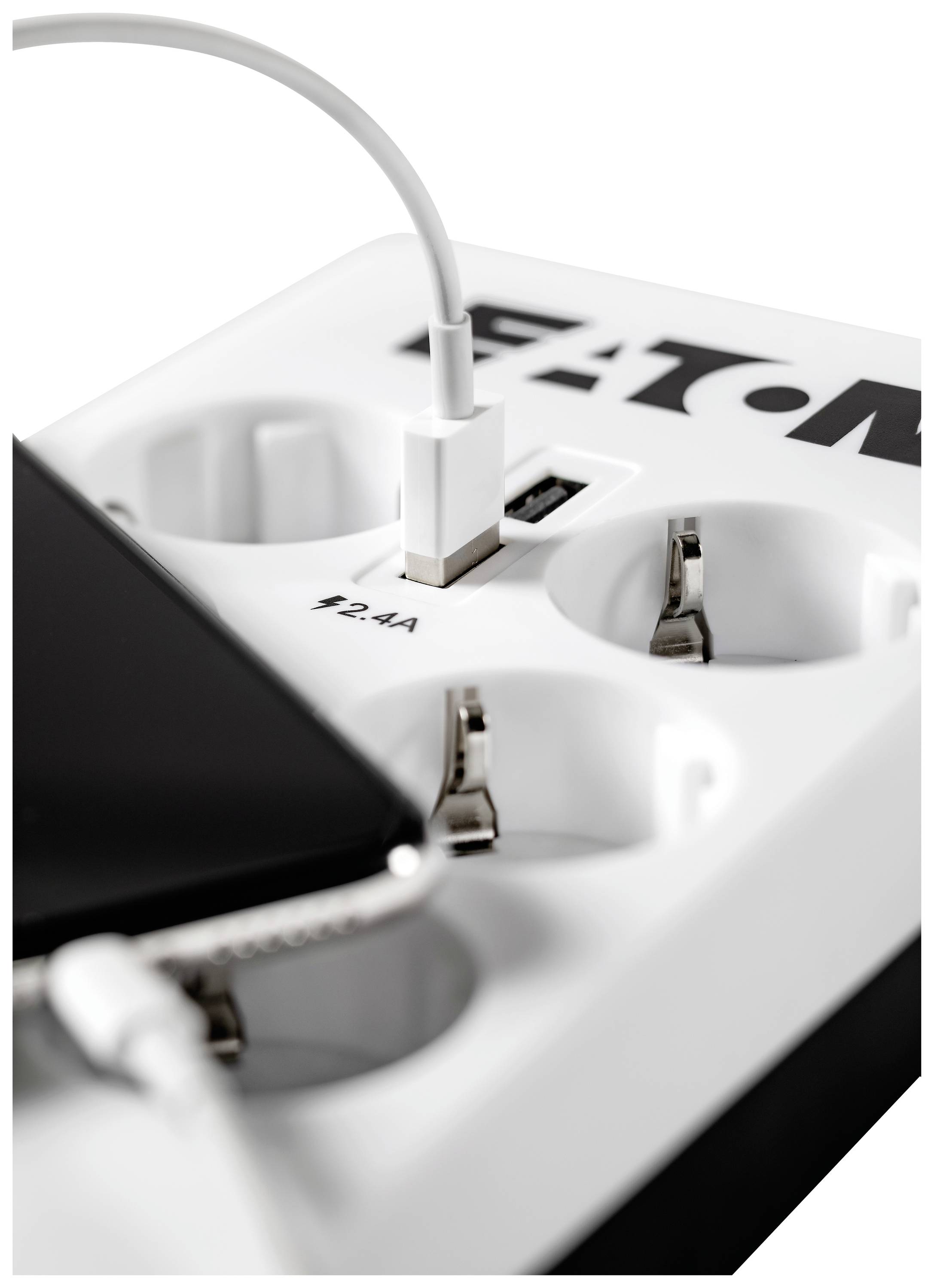 Elosztó csatlakoztatott okostelefon-töltőkábellel. Egy USB-aljzat látható, amelyen a '2.4A' felirat szerepel.