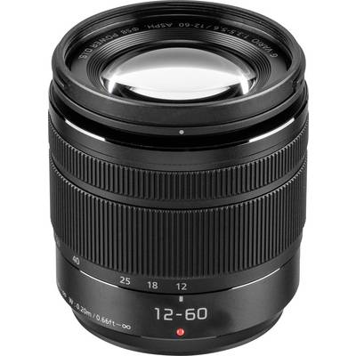 'Fekete fényképezőgép objektív fókusz- és zoomgyűrűvel. A jelölések 12-60 mm-es gyújtótávolságot mutatnak. Alkalmas különböző fényképfelvételekhez.'