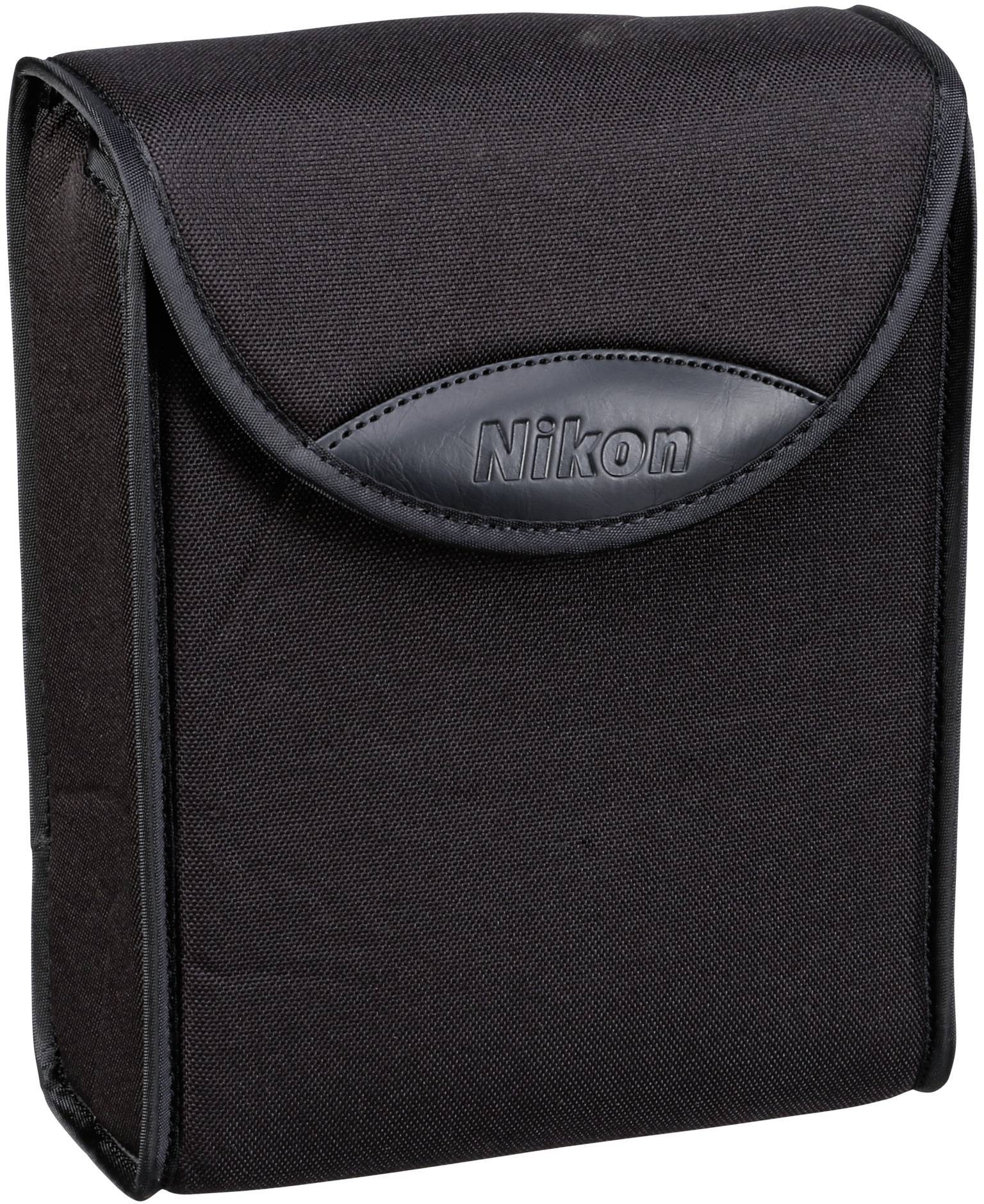 Fekete Nikon kameratáska felhajtós fedéllel és a 'Nikon' logóval az elején. Alkalmas kis és közepes méretű fényképezőgépekhez.