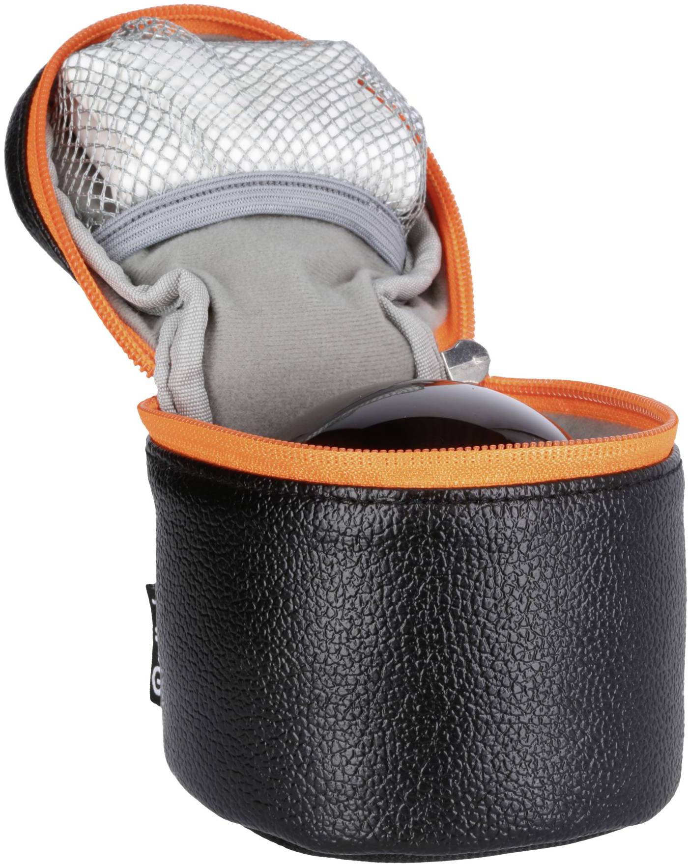 Egy kisméretű, fekete fényképezőgép-táska, narancssárga cipzárral, nyitott állapotban. Belsejében egy ezüstszínű, párnázott rekesz látható.