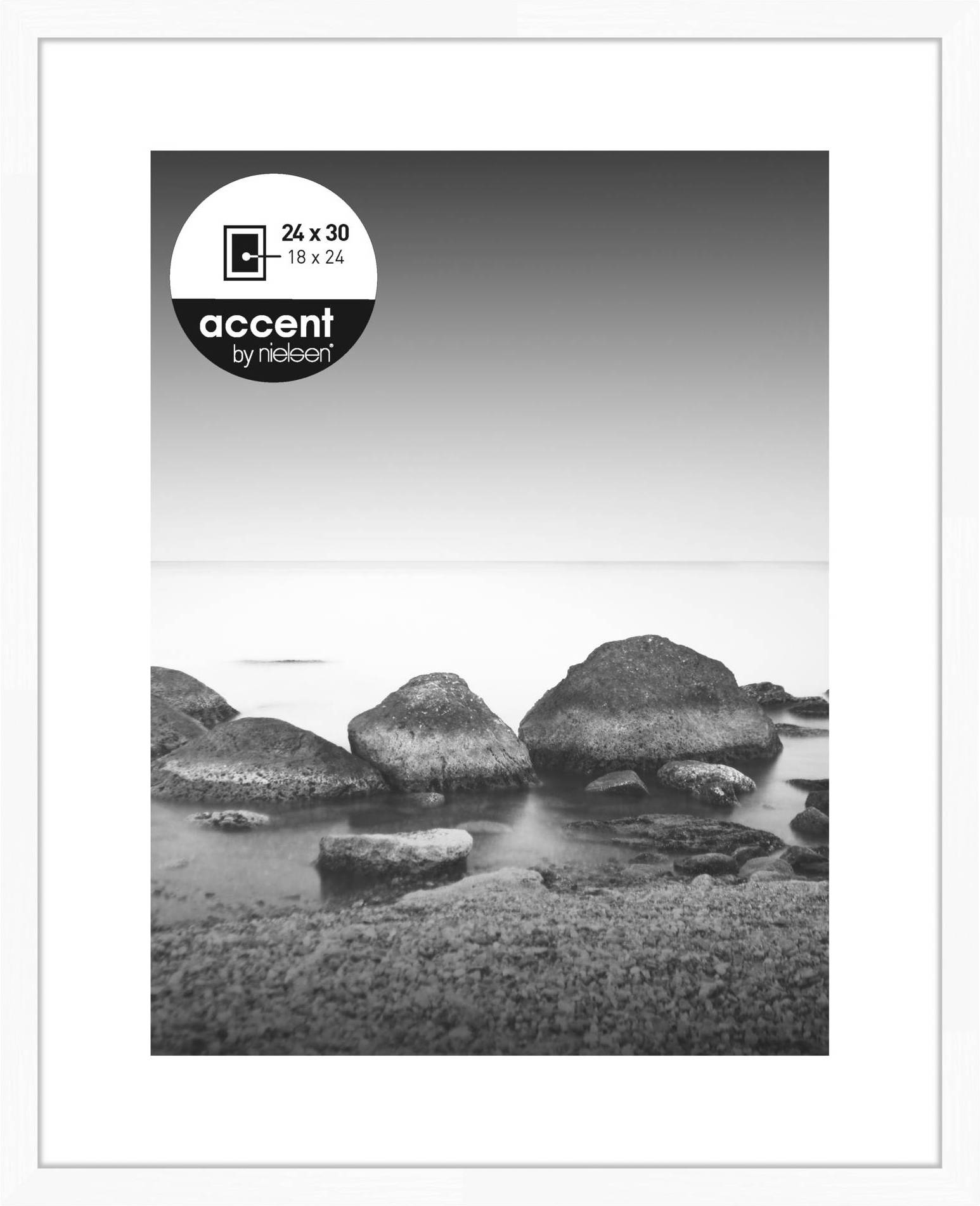 Fekete-fehér fénykép sziklákról a tengerparton fehér keretben, alkalmas 24x30 cm-es (18x24 hüvelykes) képekhez.