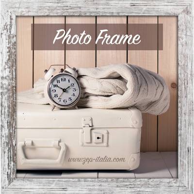 Egy fehér bőrönd egy bézs kötött sállal és egy ébresztőórával rajta. A háttérben 'Photo Frame' felirat látható.