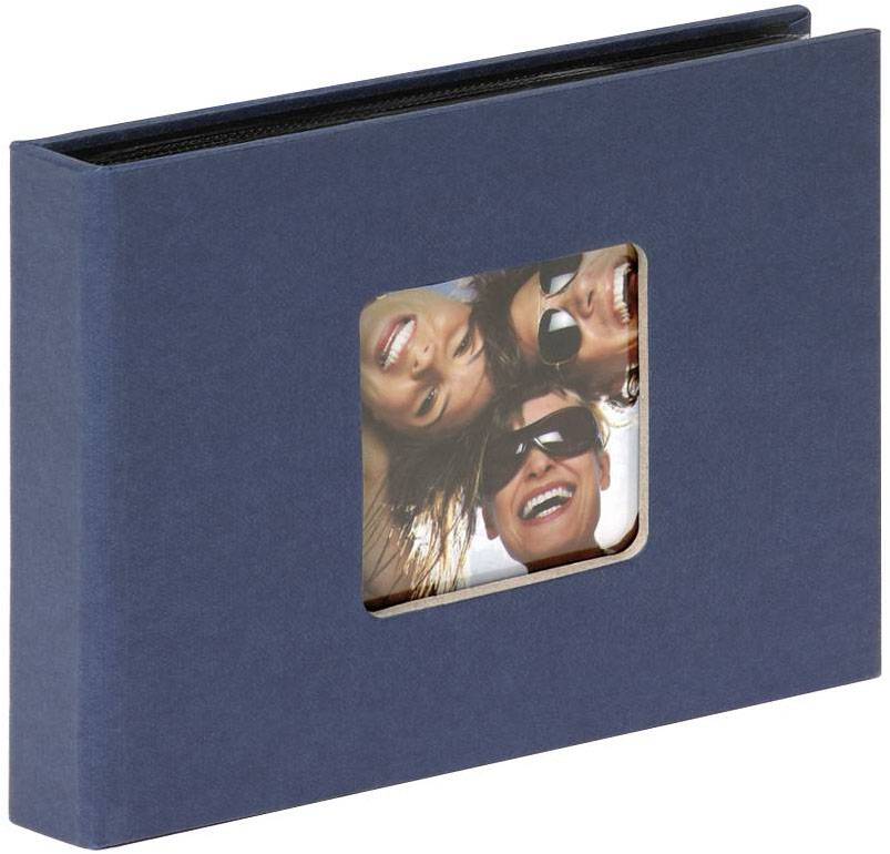 Kék fényképalbum egy négyzet alakú ablakkal a borítón, amelyen egy vidám, nevető trió látható napszemüvegben, napfényben.
