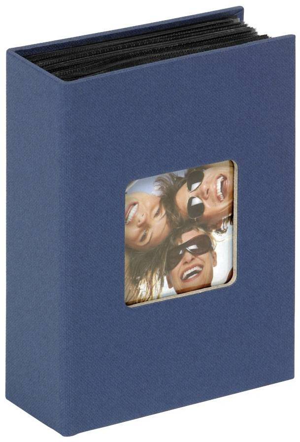 Kék fényképalbum egy kis ablakkal az elülső oldalán, amelyben három nevető személy képe látható.