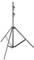 Egy fekete, magasságállítható állványláb három kihúzható lábbal és két szorítóval. Alkalmas világítástechnikai felszereléshez.