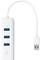 Egy fehér USB-elosztó egy kábellel és csatlakozóval, három USB-porttal rendelkezik a csatlakozási lehetőségek bővítésére.