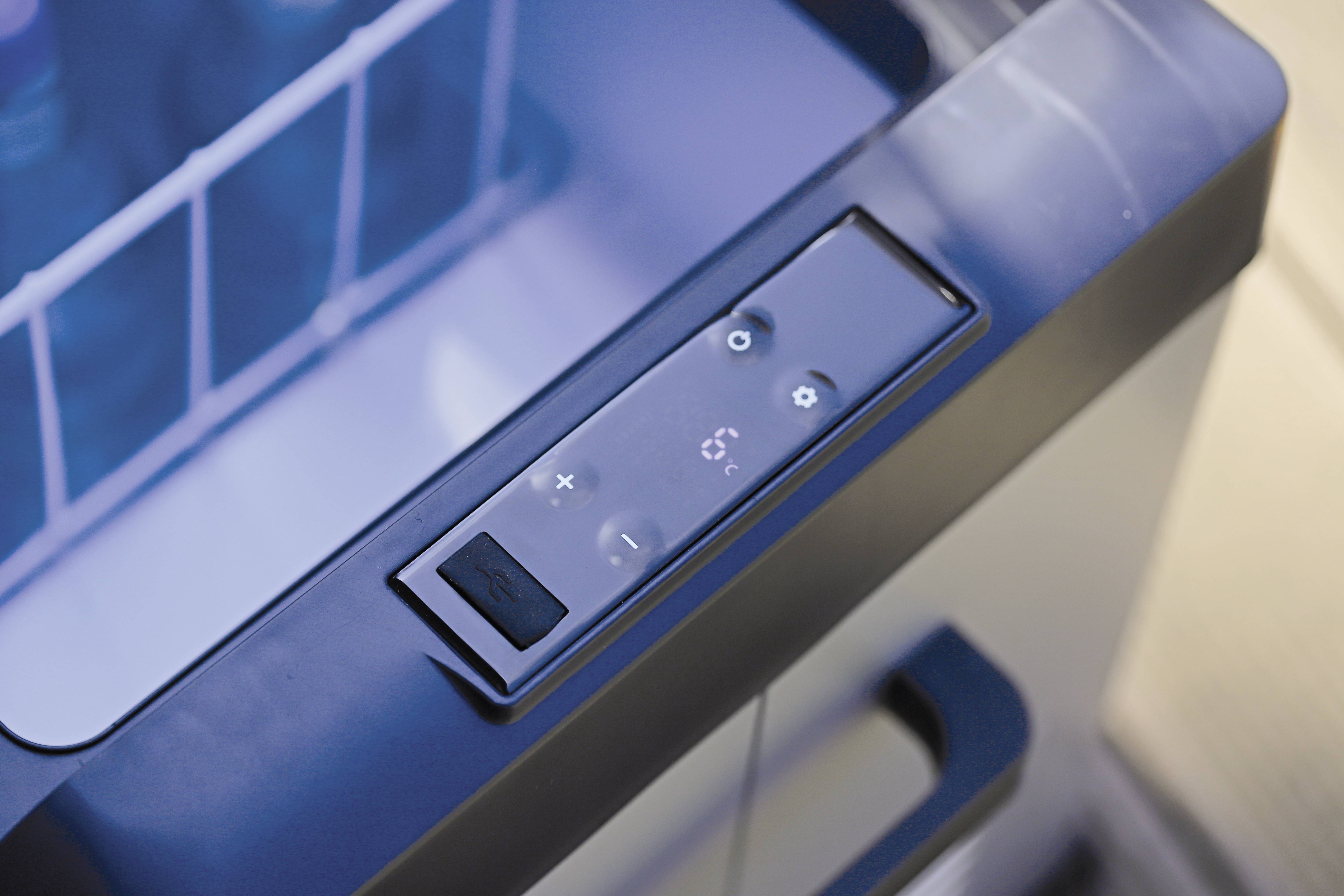 Egy mosogatógép kezelőpanelje látható LED-kijelzővel, amelyen a '62' szám és a beállítást lehetővé tevő vezérlőgombok láthatók.