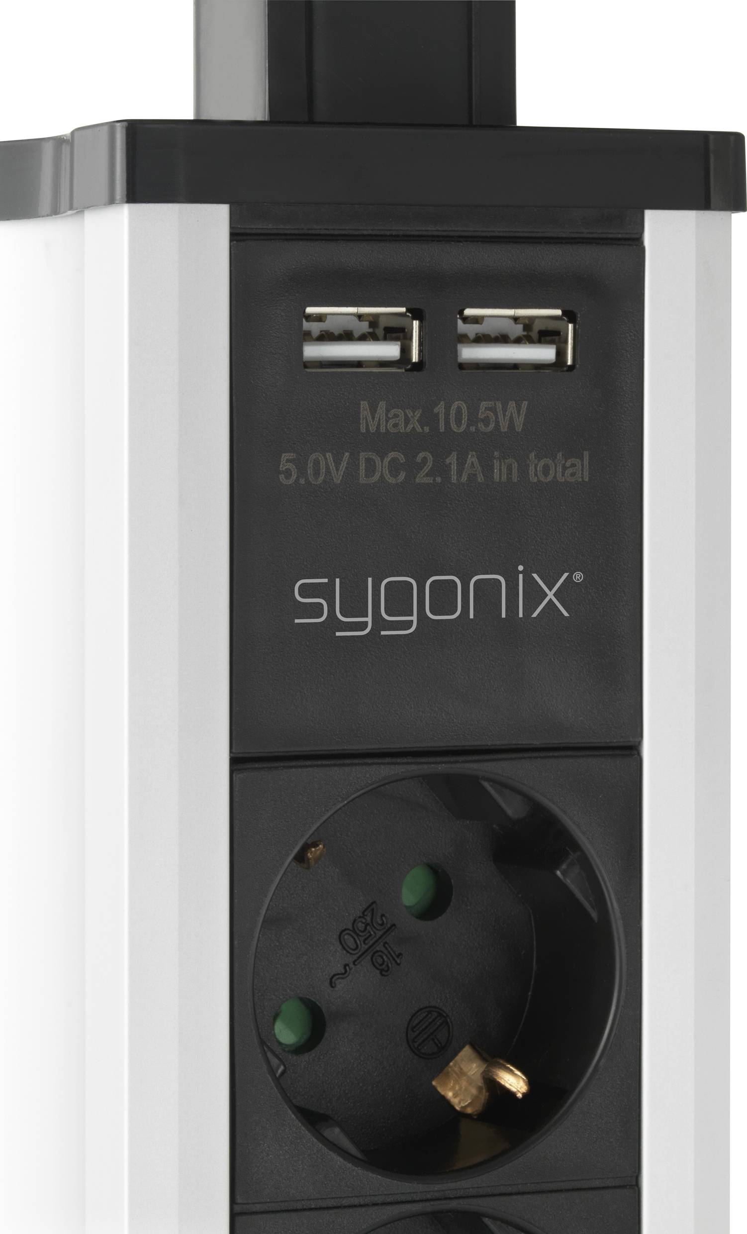Fehér elosztó fekete akcentussal, két USB-csatlakozóval felül, amelyen a felirat: "Max. 10,5W, 5,0V DC 2,1A összesen".
