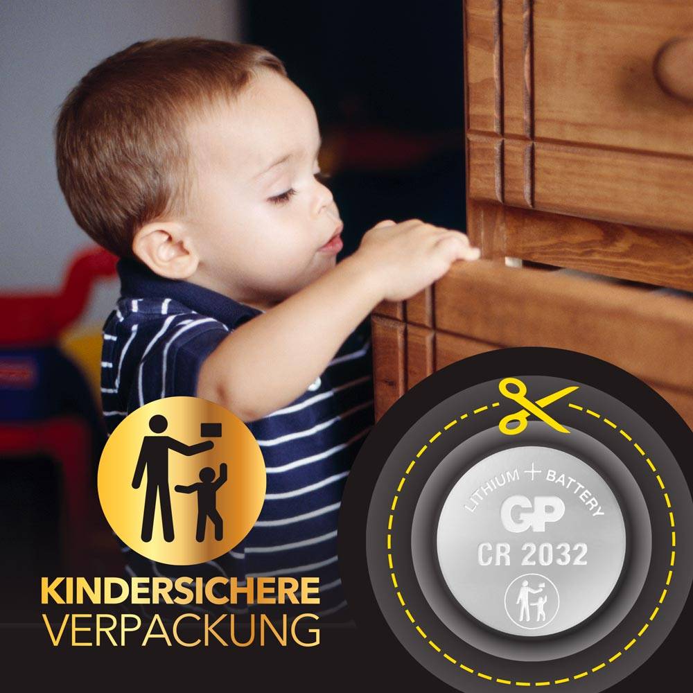 Egy kisgyermek megpróbál kinyitni egy fiókot. A kép egy gombelem (CR 2032) gyermekbiztos csomagolását hangsúlyozza.