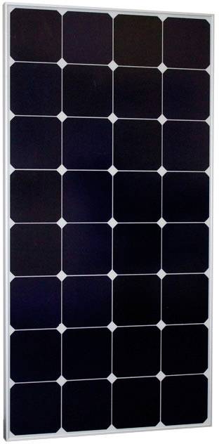 Fekete napelem 24 téglalap alakú cellával fehér keretben, amelyet napsugárzás elektromos energiává alakítására használnak.