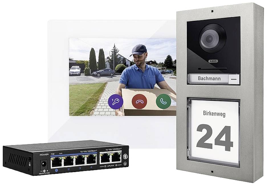 Egy videós kaputelefon-készlet beltéri monitorral, kamerával és házszámmal ellátott kültéri egységgel. Egy futár csomagot szállít.