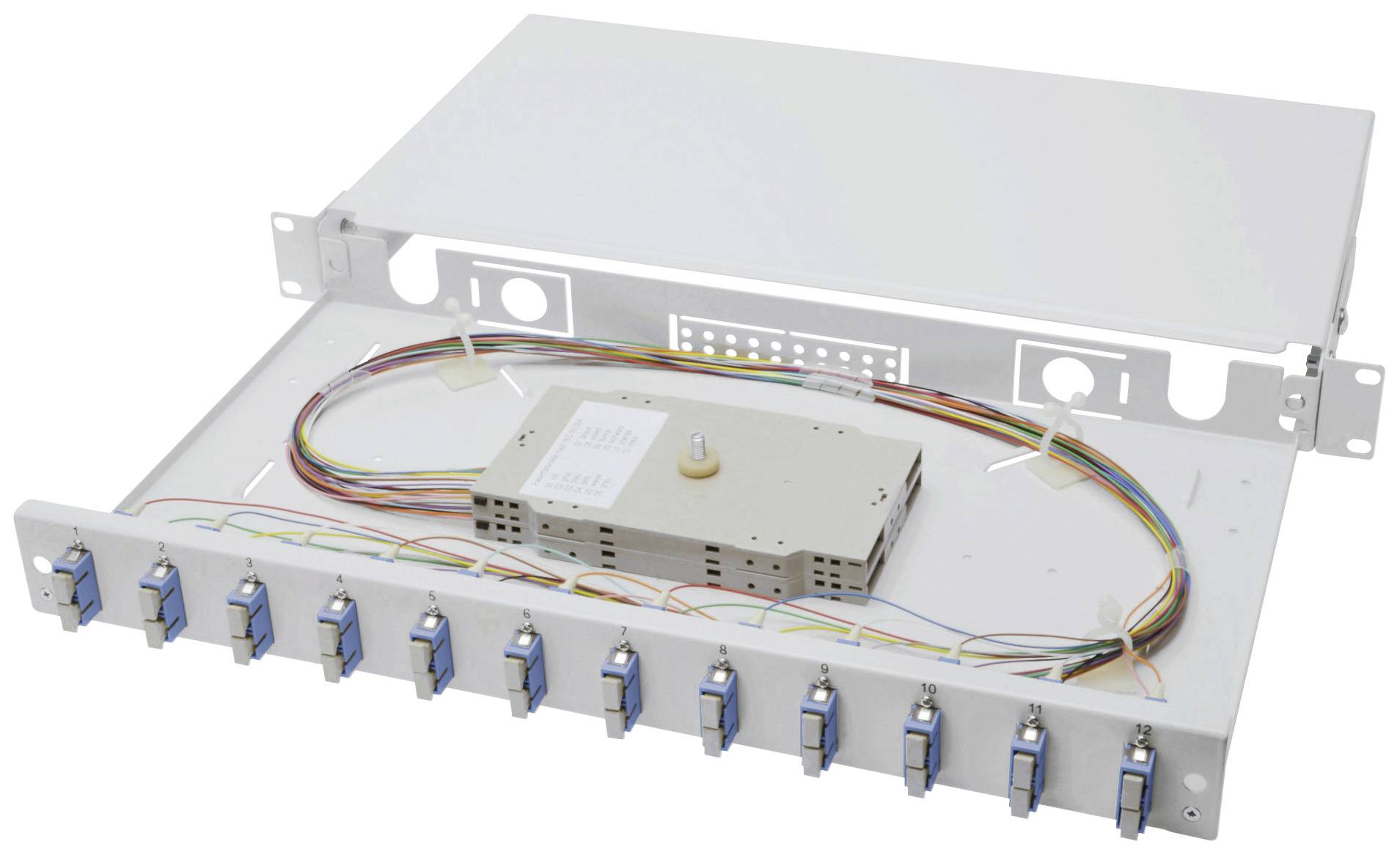 Egy optikai patch panel több csatlakozóval az elülső oldalán, nyitott ház mutatja a színes kábeleket és az elosztót a belsejében.