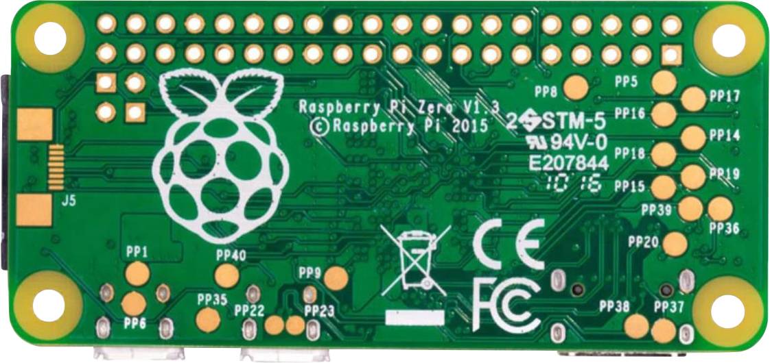 'Egy Raspberry Pi Zero áramköri lap hátsó oldala csatlakozókkal és áramkörökkel, logóval és műszaki specifikációkkal nyomtatva.'