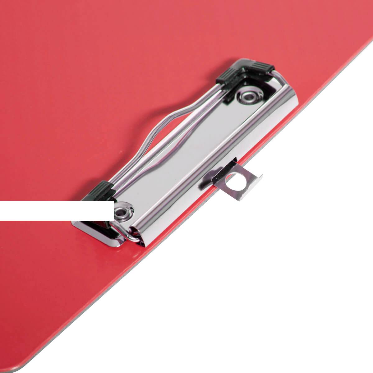 Piros iratrendező mappa ezüst fémcsipesszel, kissé kinyitva.