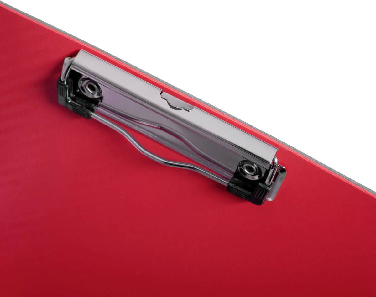 Egy fehér háttéren látható piros irótábla ezüst csipesszel.