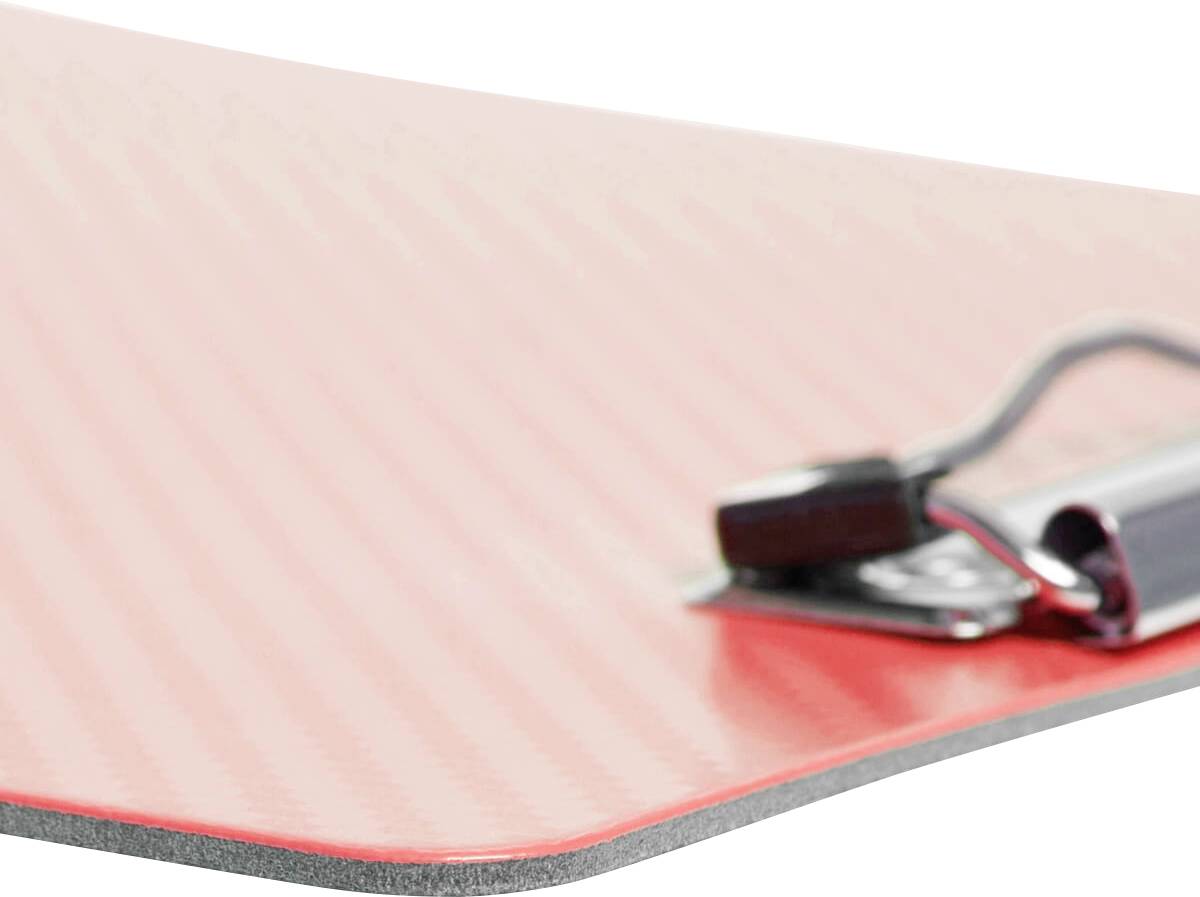 Egy piros töltőállomás, amelyhez egy kábel van csatlakoztatva, és a kábel egy felület széléig lóg ki.