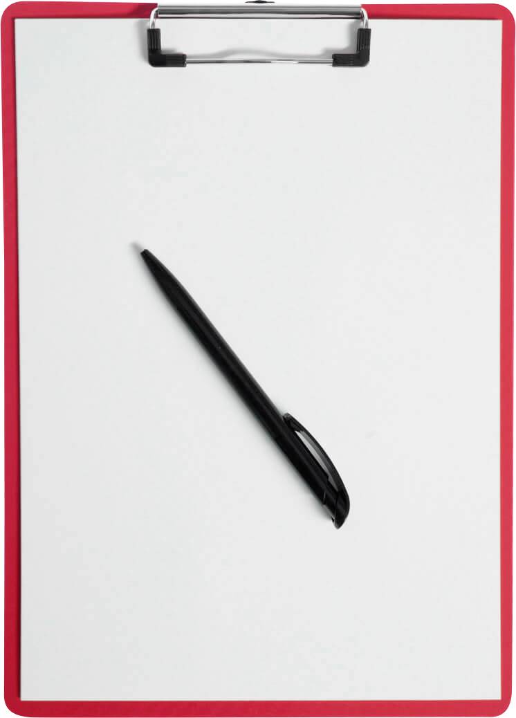 Egy fekete toll ferdén fekszik egy fehér, piros szélű írótáblán.