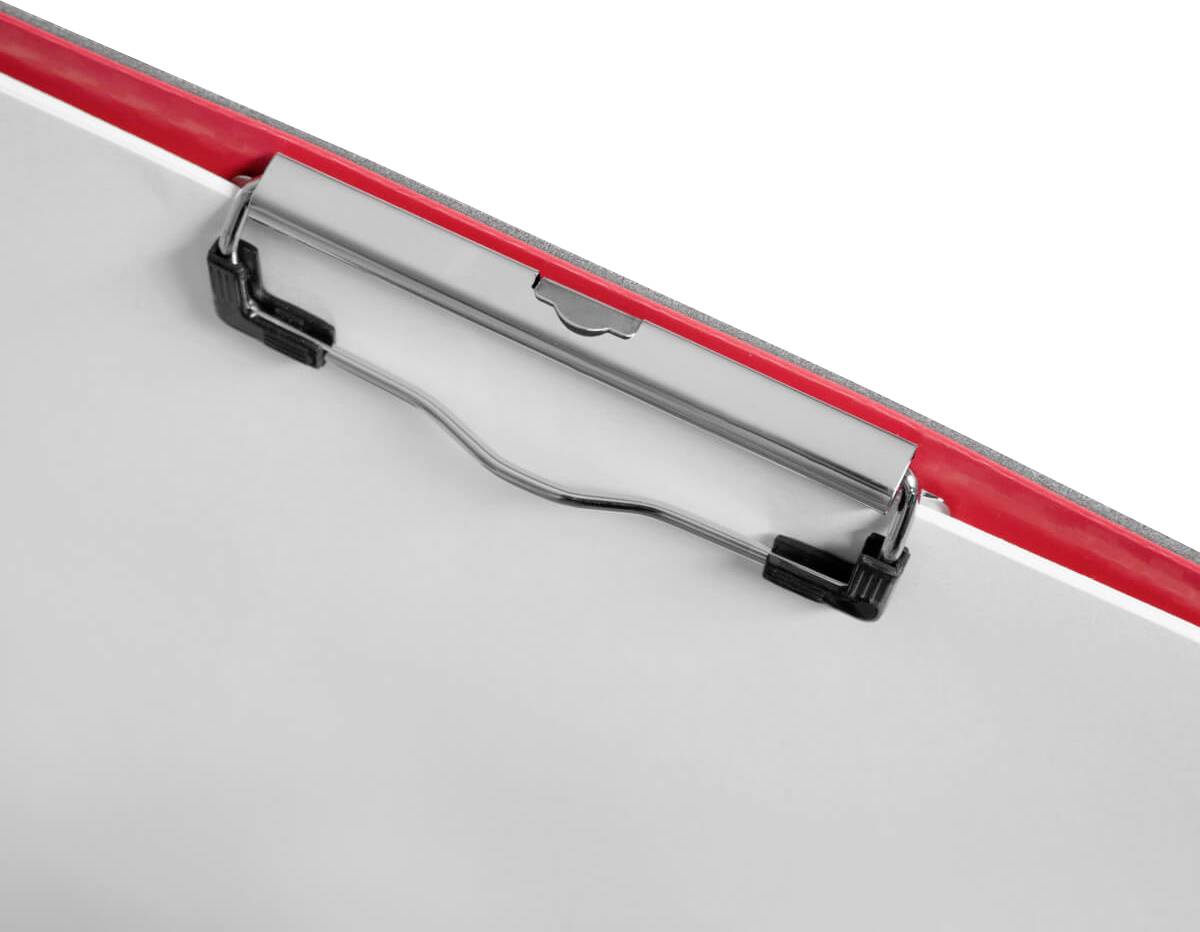 Egy szürke papírtartó felület piros szegéllyel és ezüst csipesszel, amely képes papírt tartani.