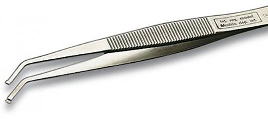 Fogacskás hegyű és bordázott markolatú ezüst sebészeti csipesz, precíziós sebészeti beavatkozásokhoz alkalmas.