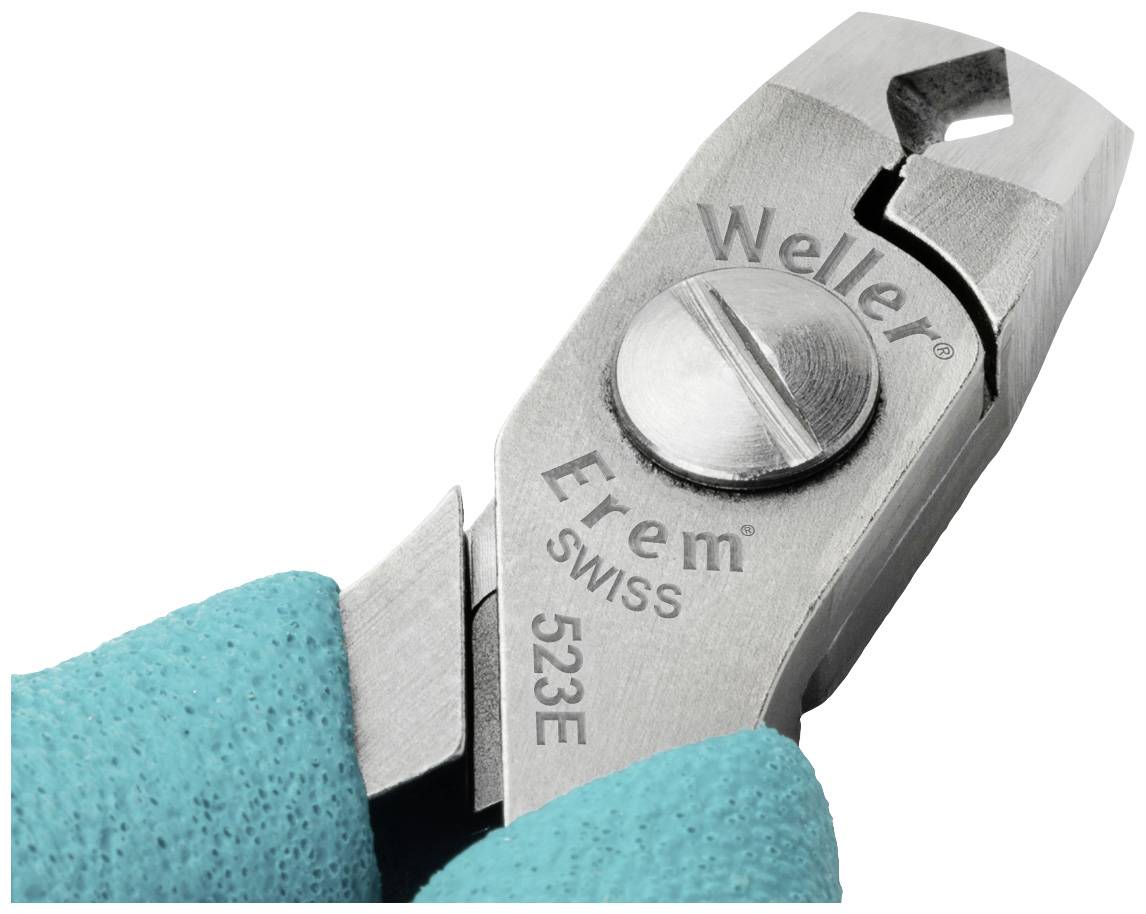 Közeli felvétel egy türkiz markolatú fémollóról, amelynek markolatán a 'Weller Erem Swiss 523E' gravírozás látható.
