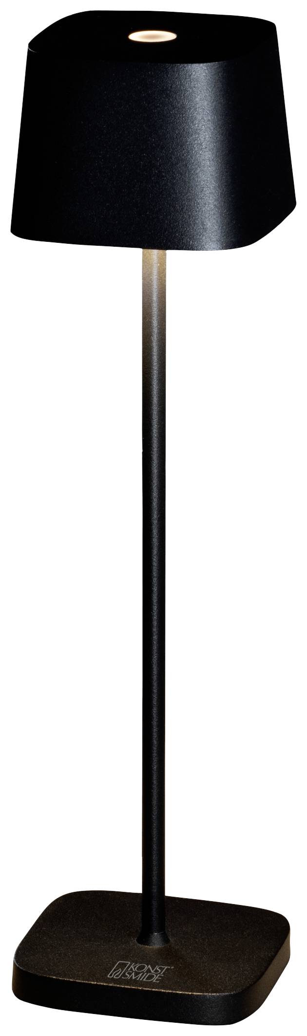 Fekete álló lámpa négyzet alakú ernyővel, amely egyenesen áll és lefelé sugározza a fényt, modern lakóterekhez tökéletes.