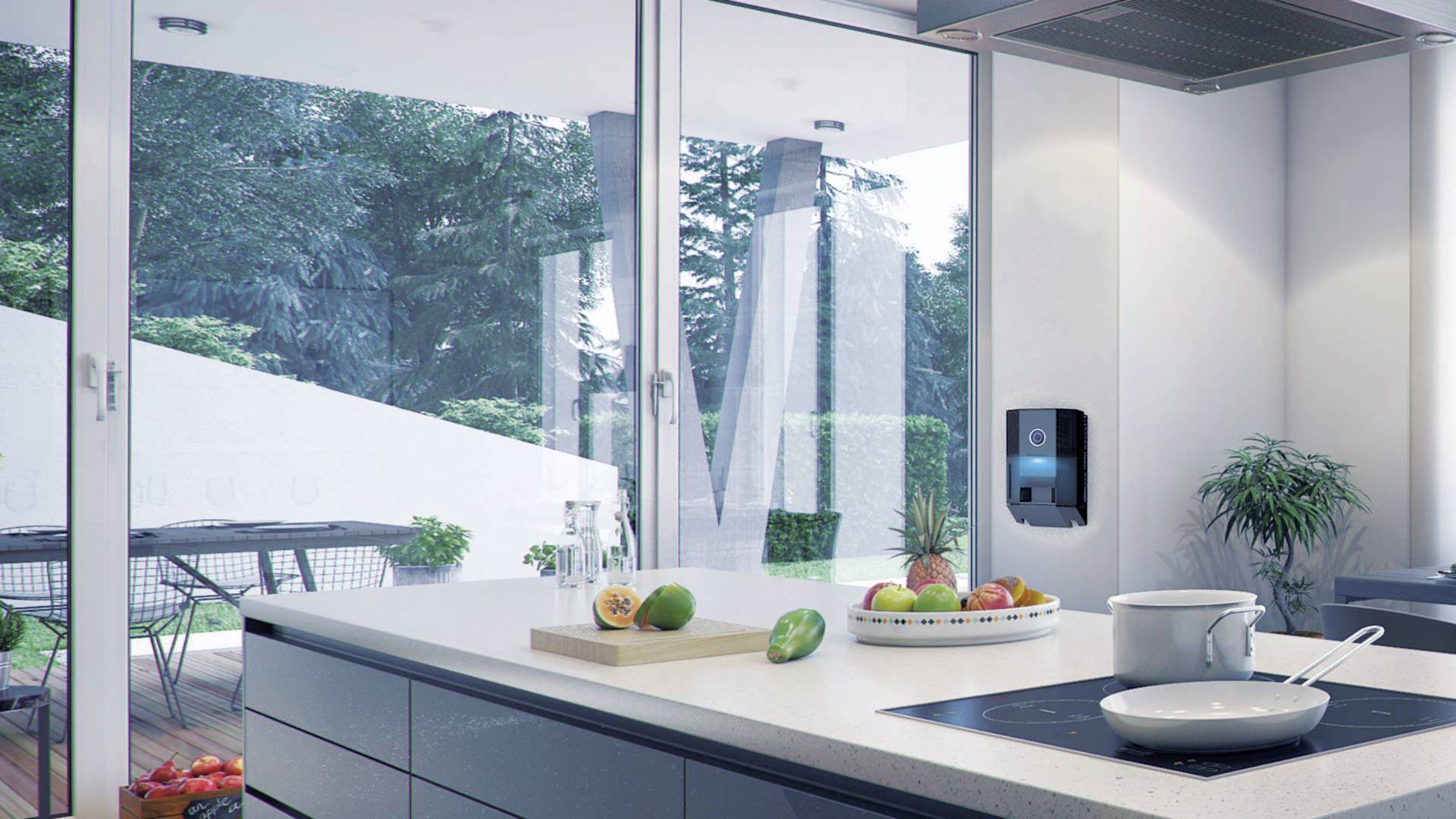 Modern konyha főzőlappal és fazékkal, gyümölcs a vágódeszkán. Üvegablakok nyílnak a teraszra, kilátással a kertre. Világos, tágas légkör.