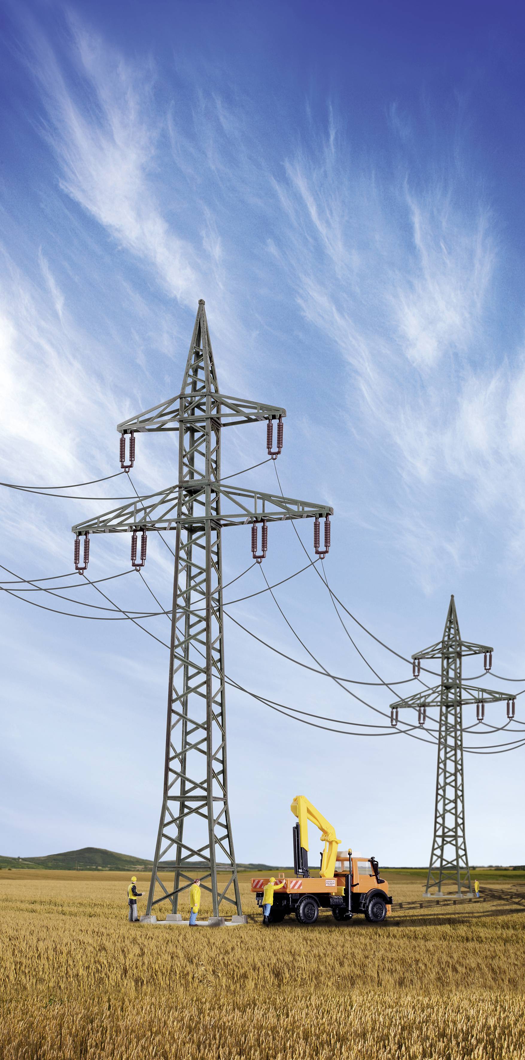 Elektromos vezetékek a mezőkön, munkások teherautóval egy villanyoszlop karbantartása közben, kék ég a háttérben.