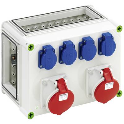 Elektromos elosztószekrény több kék és piros csatlakozóaljzattal, különböző elektromos készülékek csatlakoztatására alkalmas.